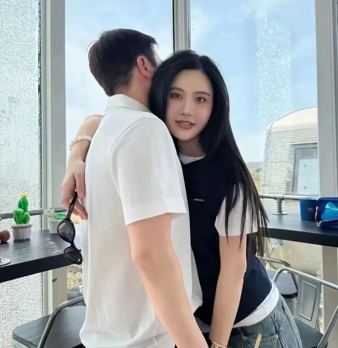 我觉得有的友友真是看热闹不嫌事大人家赖文峰已经结婚有孩子了天天说赖文峰去杨