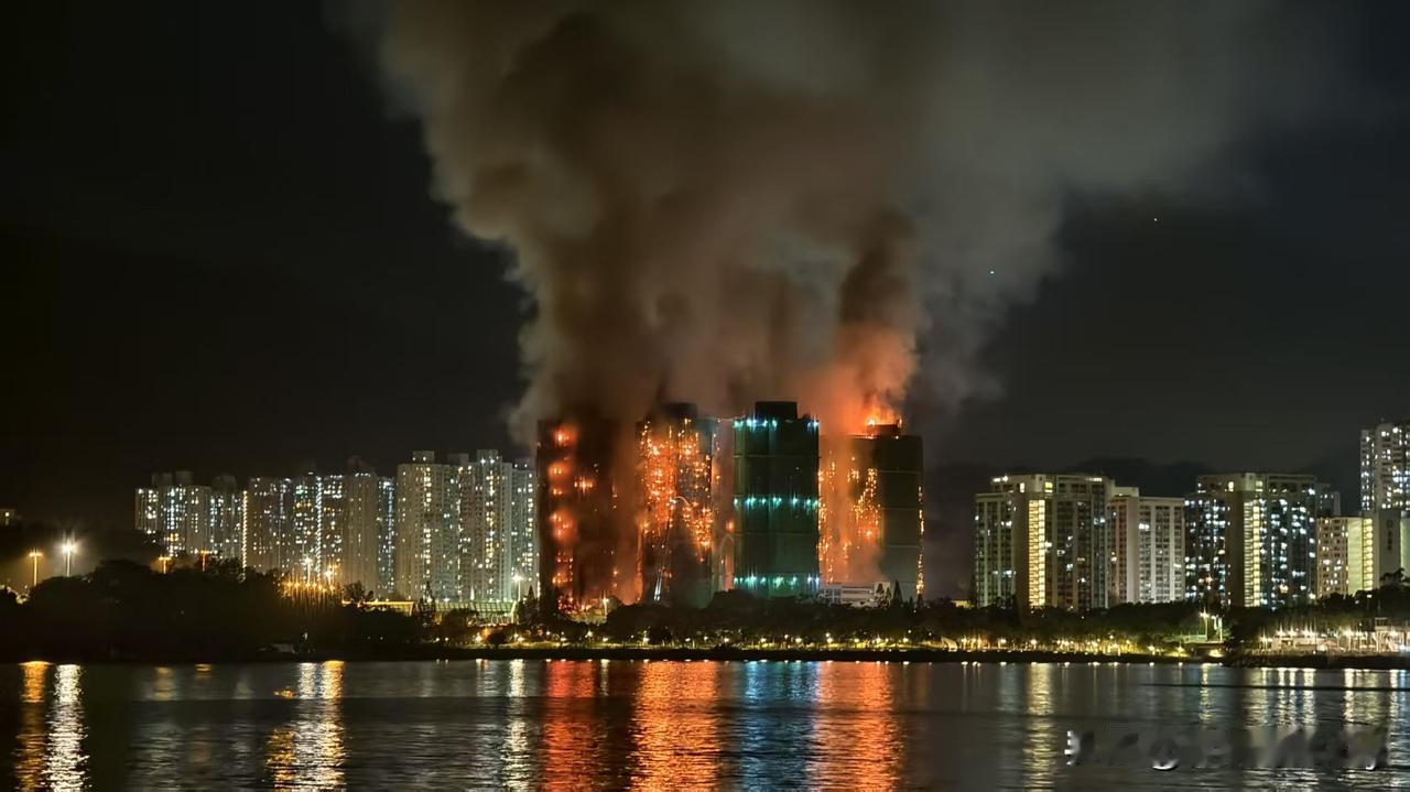 香港新界大埔，每天上下班我都会经过的小区，从海边回家都从村口走过。五级大火，彻