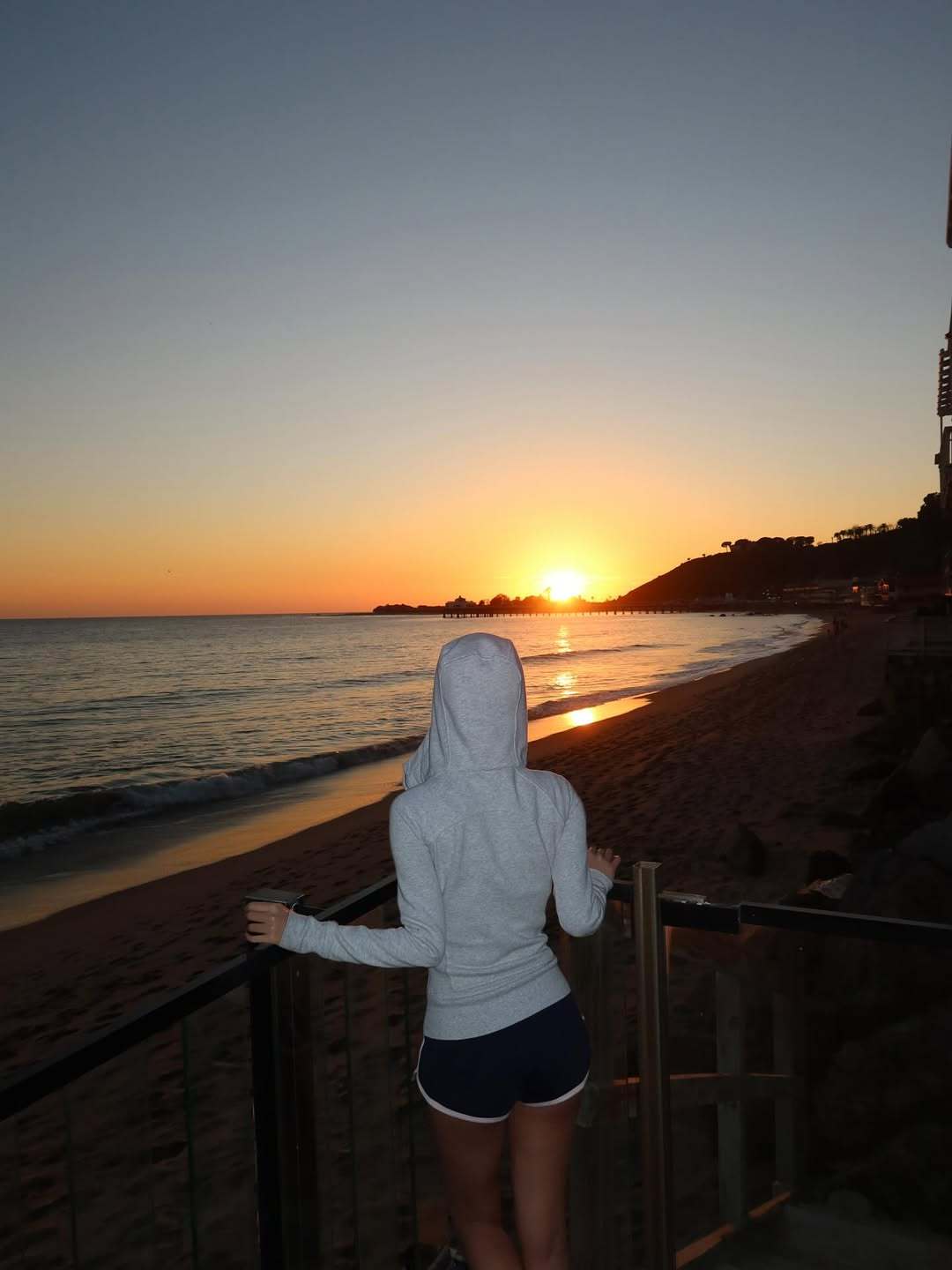 Elly在落日余晖的海滩边美美出镜🤳