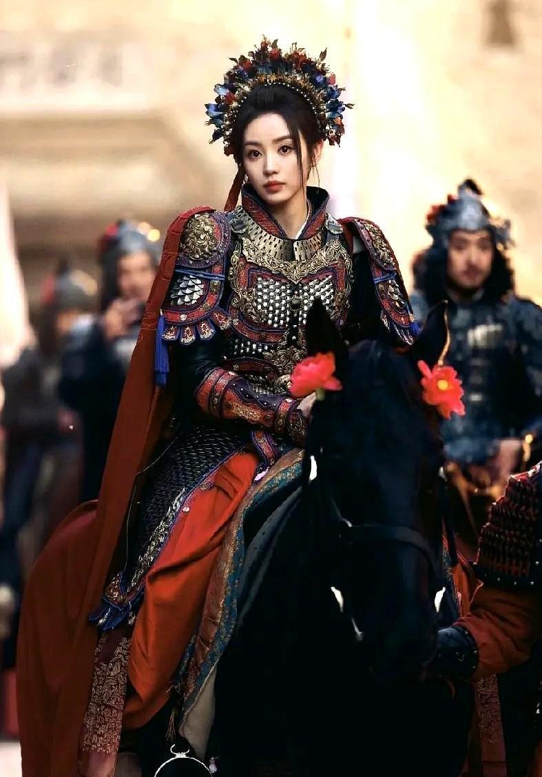 弱弱说一句，田曦薇穿这身厚重的盔甲真的有点不搭。她在《逐玉》里演将军很拼，专