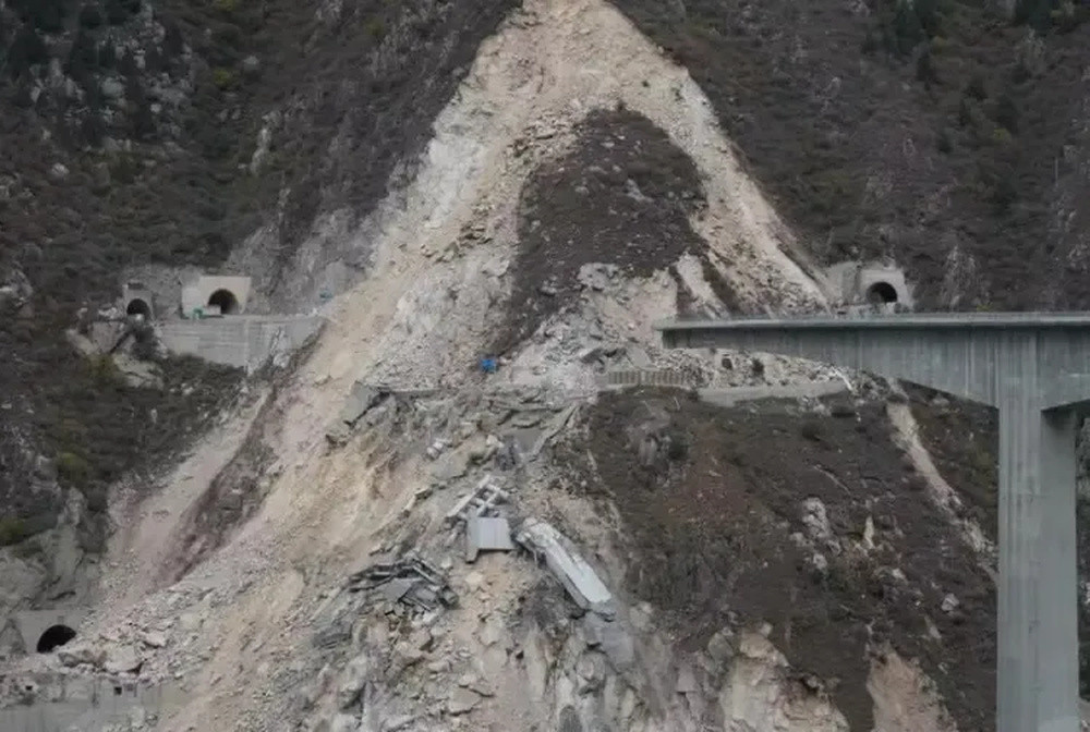 货车司机发现红旗桥裂缝后及时上报避免人员伤亡, 当地将对其嘉奖, 本人回应