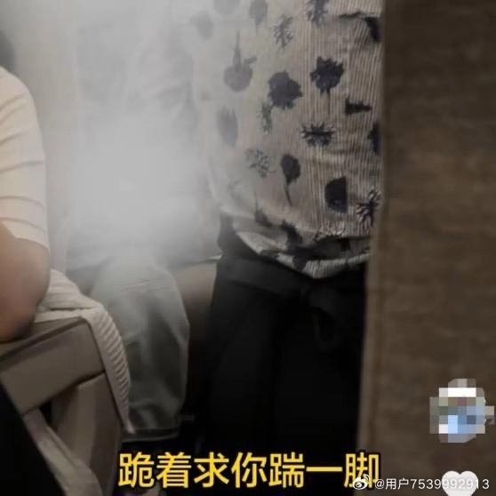 《东航回应“空姐磕碰到男子下跪道歉”：旅客机上熟睡遭餐车触碰后情绪激动，言语粗俗过激，威胁脚踢乘务员