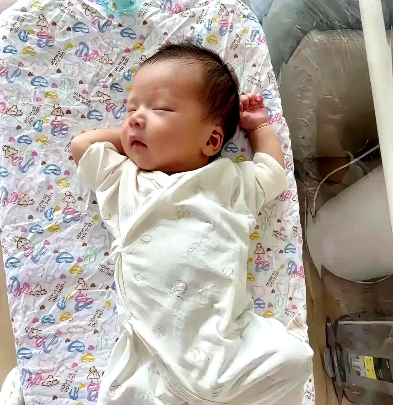 他抱着刚出生的儿子，手在抖。不是因为累，是那六斤八两的温热，压住了他世界里所有的