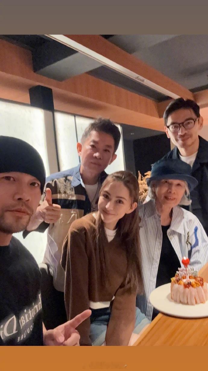 周杰伦为妈妈庆生周杰伦为妈妈庆生，叶惠美女士看起来还是好年轻！​​​