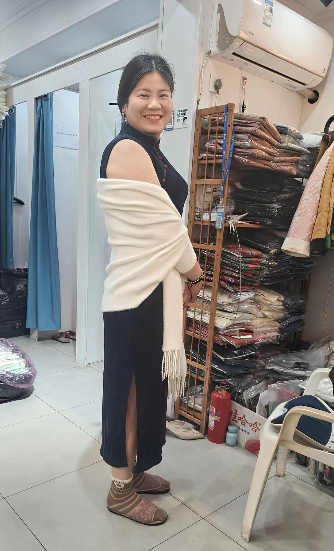 儿子要结婚了，穿哪套能镇住对方亲家母。最能镇住亲家母的衣服是：穿一套比基尼，还能