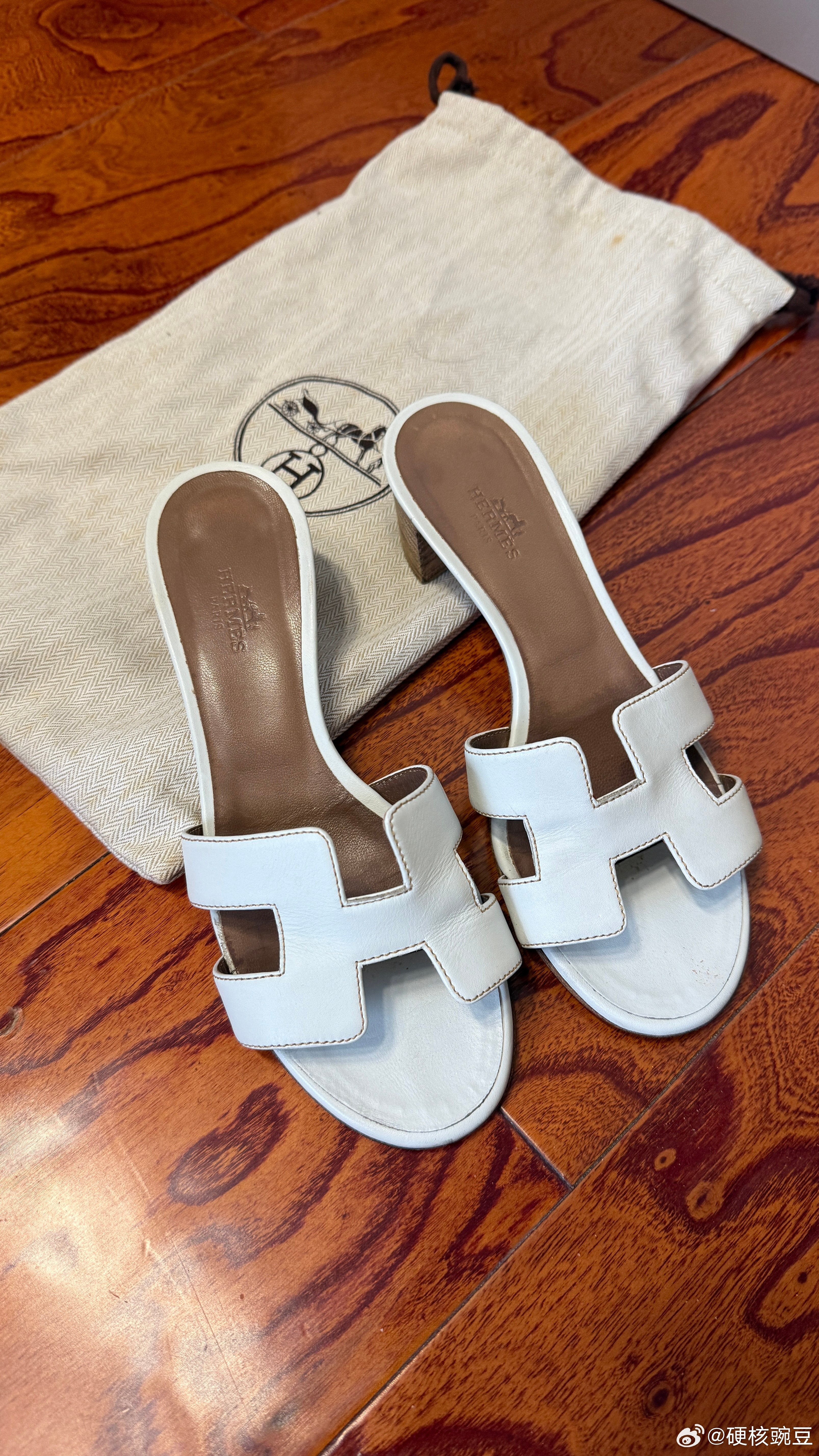 这双爱马仕的凉拖我终于找到了，原来被我妈放进了阳台柜子里面，差点毁了，我擦擦干净
