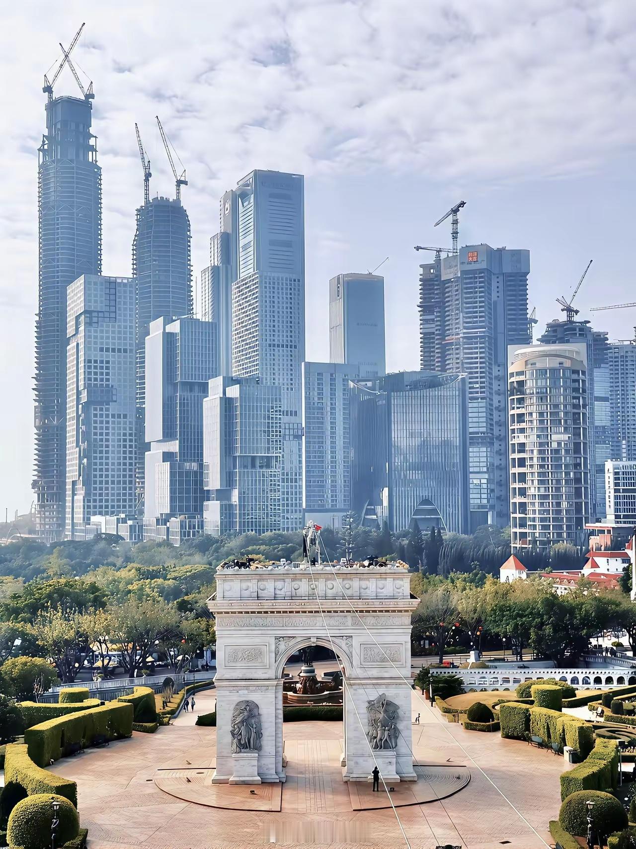 深圳南山，一座座新的摩天大楼正在崛起，这是未来新的城市天际线。当然，未来无数精英