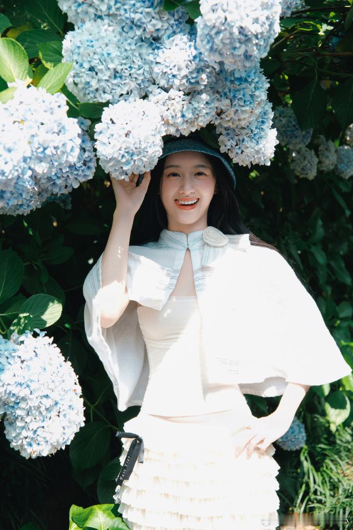 包上恩绣球花少女好清纯包上恩绣球花少女好亮眼！明媚笑容赛过繁花，清纯甜妹气质，看