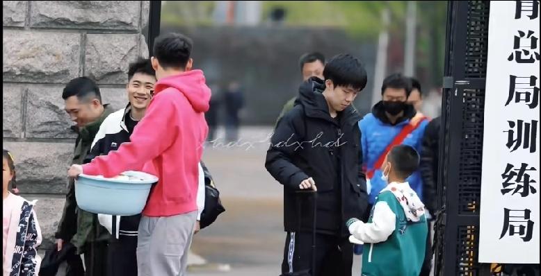 王楚钦暖心瞬间！体育总局门口为小球迷签名超接地气在体育总局门口偶遇王楚钦的