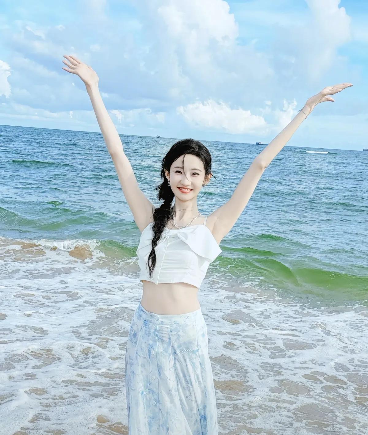 她在我眼里就感觉是那种好有钱人家的小孩[捂脸哭][捂脸哭][捂脸哭]白富美那种，穿个抹