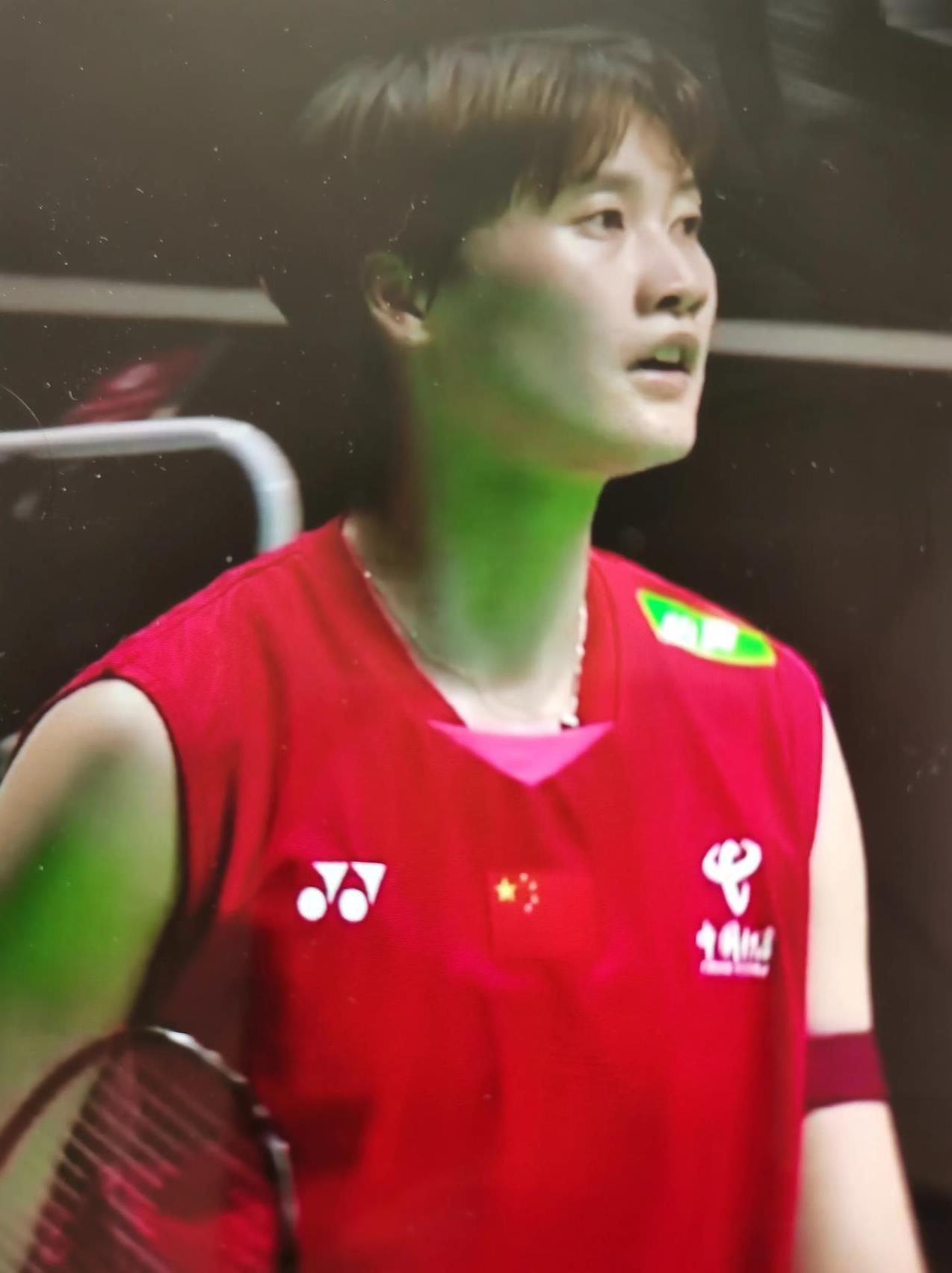 勇擒世一！在今天中午刚刚结束的新加坡羽毛球公开赛女单四分之一决赛进行了一场强强对
