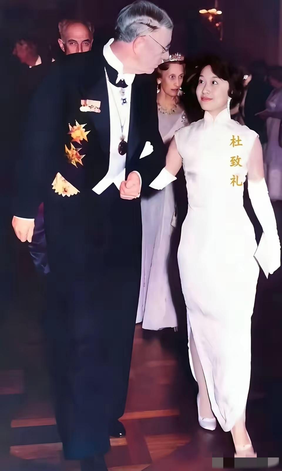 那个时代的杜致礼女士，她的颜值和气质都是堪称经典的。她颜值担当，气质优雅，聪