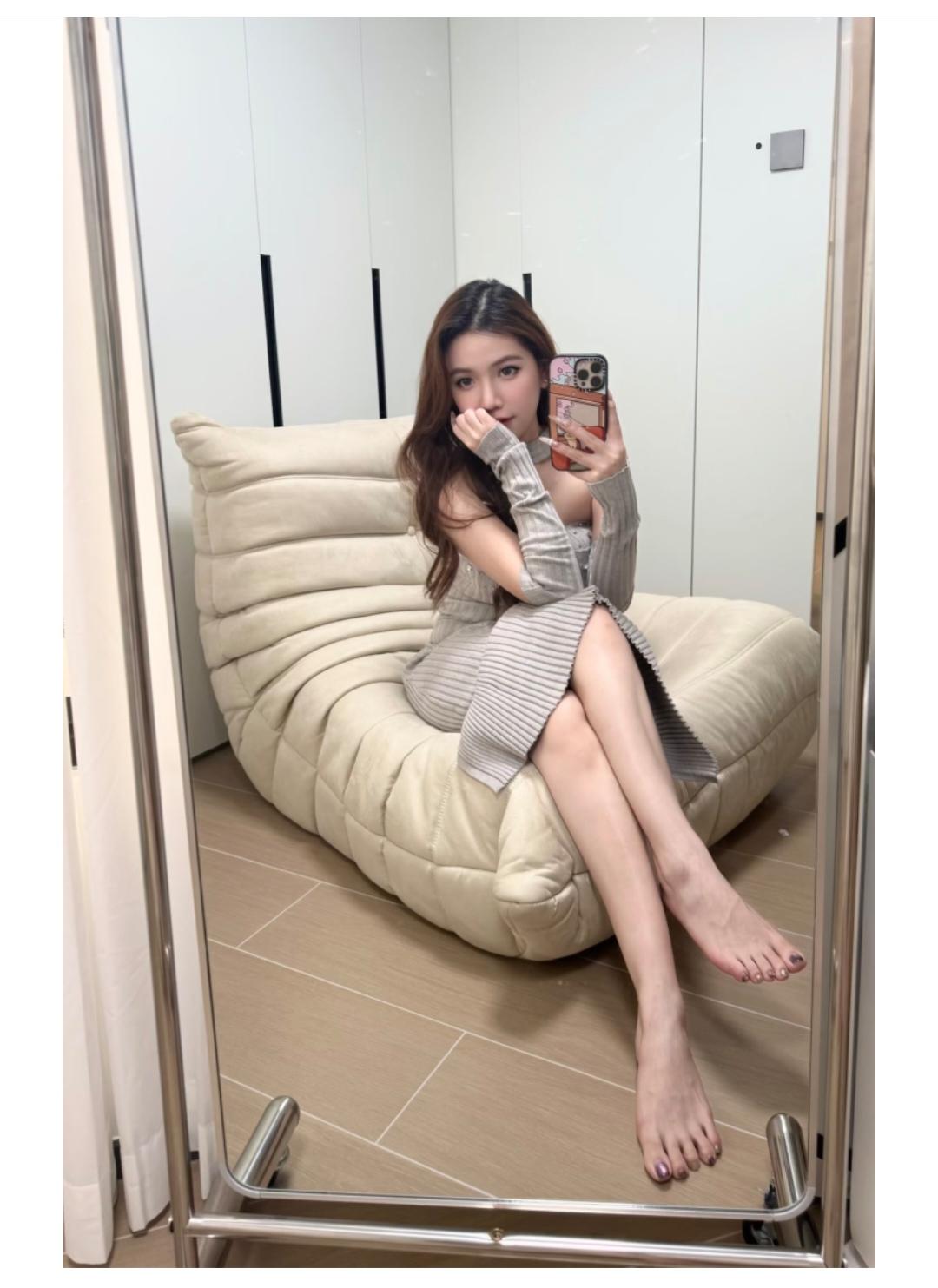 脚丫子白嫩，脚趾头修长。