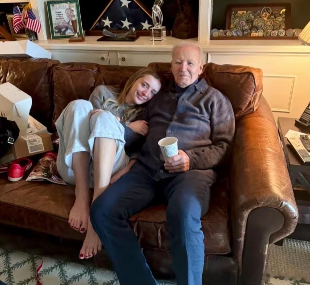 拜登的退休生活，和孙女唠嗑。