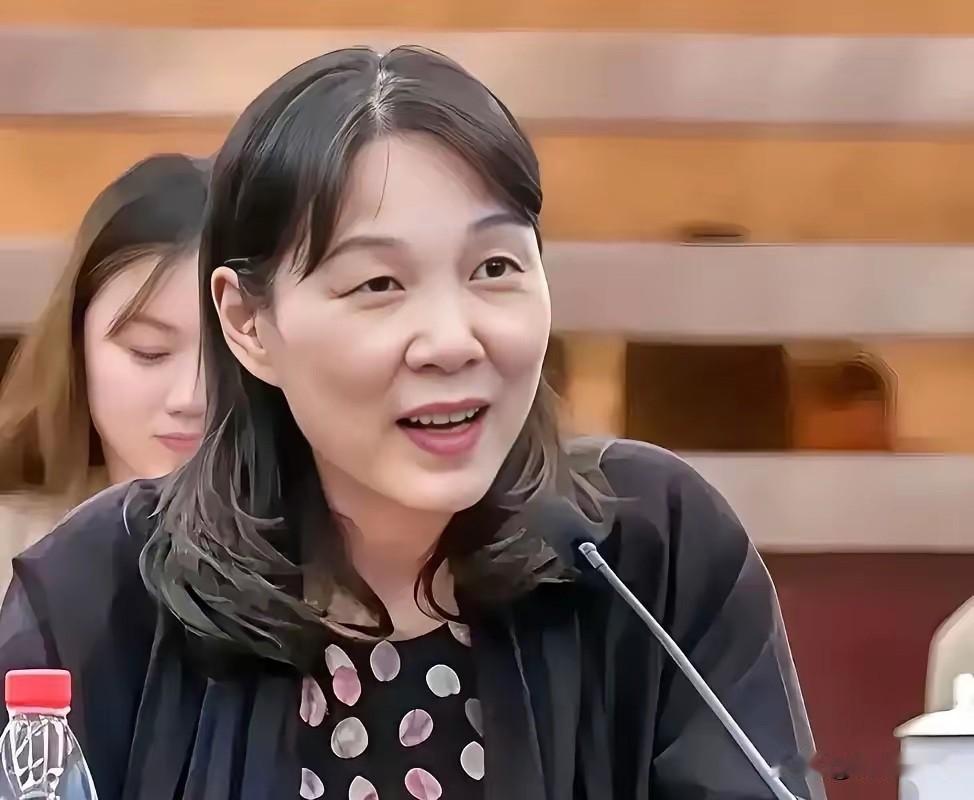 跟了宗庆后30年的杜建英，退休5年后突然带着私生子宗继昌成立了新食品公司！这位曾