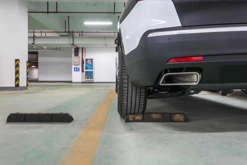 自动泊车这功能，听起来超厉害，但实际用起来是壁垒还是鸡肋，还真不好说。之前实测过