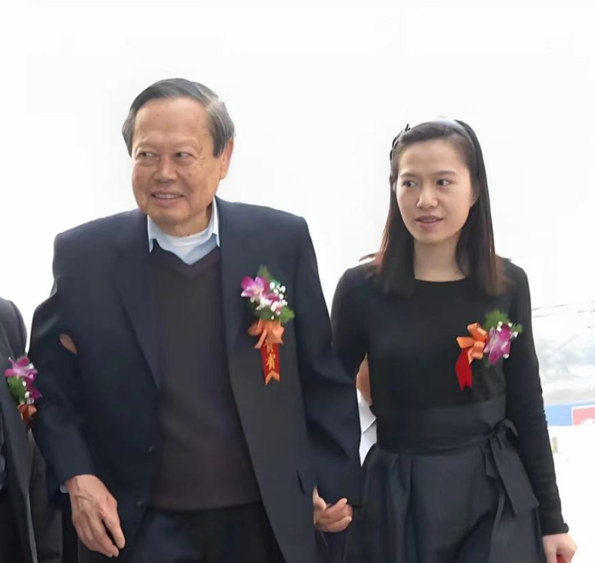 103岁的杨振宁先生走了，估计最悲痛的不是他的同事，也不是他的3个子女或