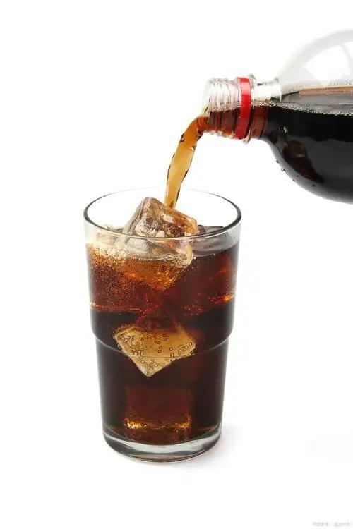 可乐到底死没死？济南南京白送碳酸饮料遭嫌弃，已经提前宣判了死刑。一边是高糖碳酸苟