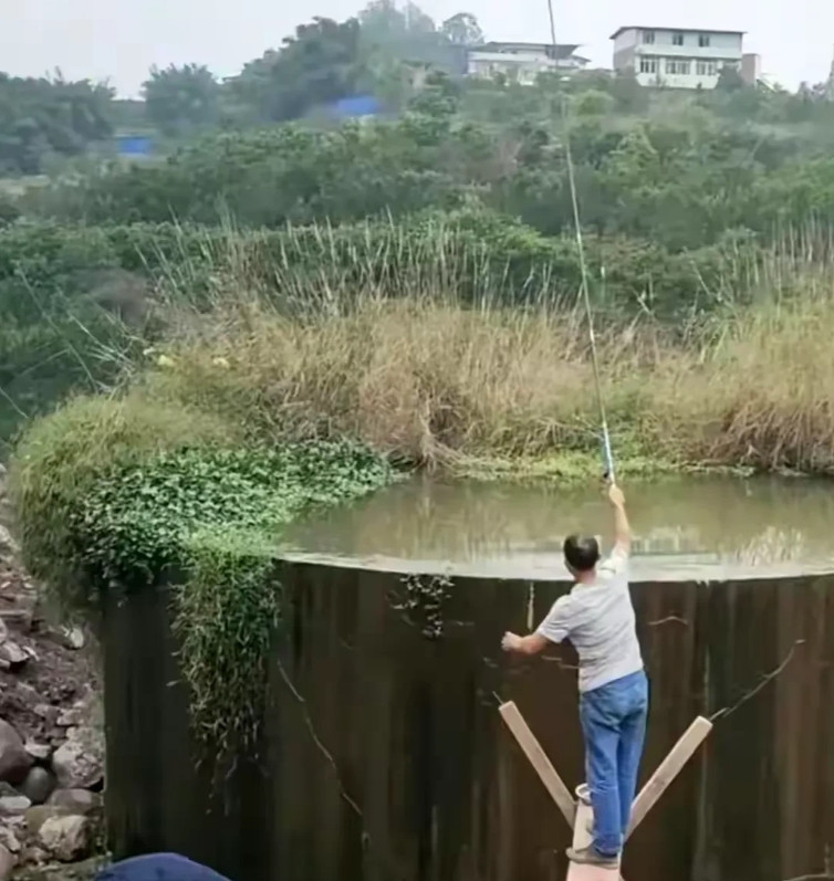 湖南常德，有一名女子回老家过年，刚回到村口，发现邻居在一个人工蓄水池钓鱼，池边长