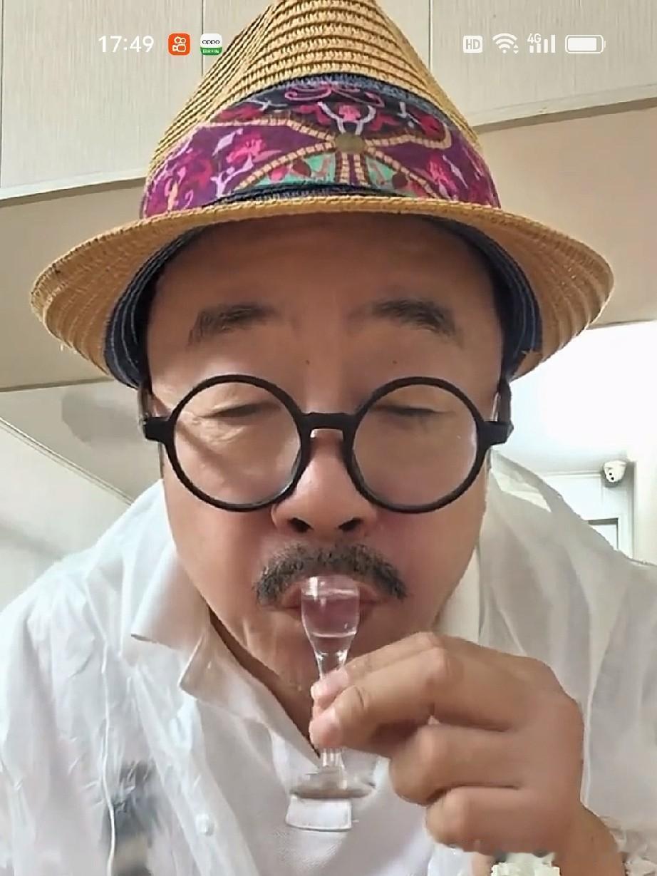 演员张立到了河南开封，来到一家羊肉馆喝羊汤吃羊肉。他说喝羊汤就得喝原汤本味的，汤