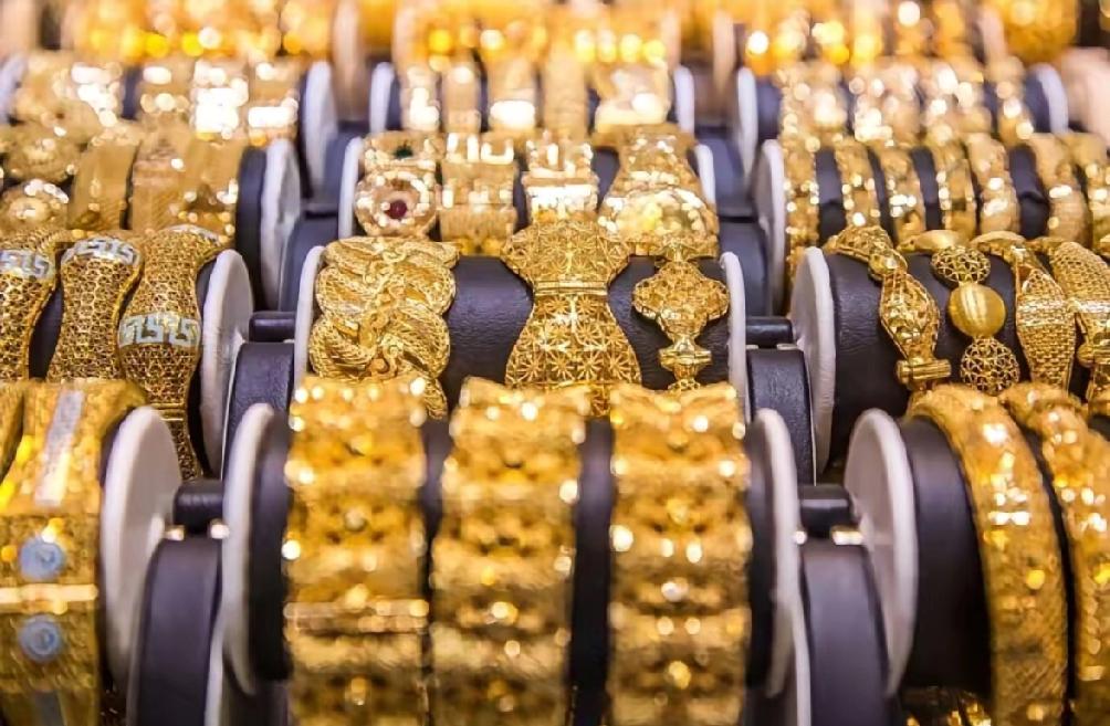 特朗普金融核弹引爆！黄金单周暴跌10%破4000美元，美元霸权背水一战？