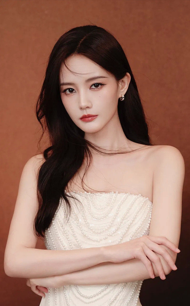 1.李一桐新剧《我不是大师》里的恶女角色江飞燕火了。她以前一直是甜妹、白月光、黄