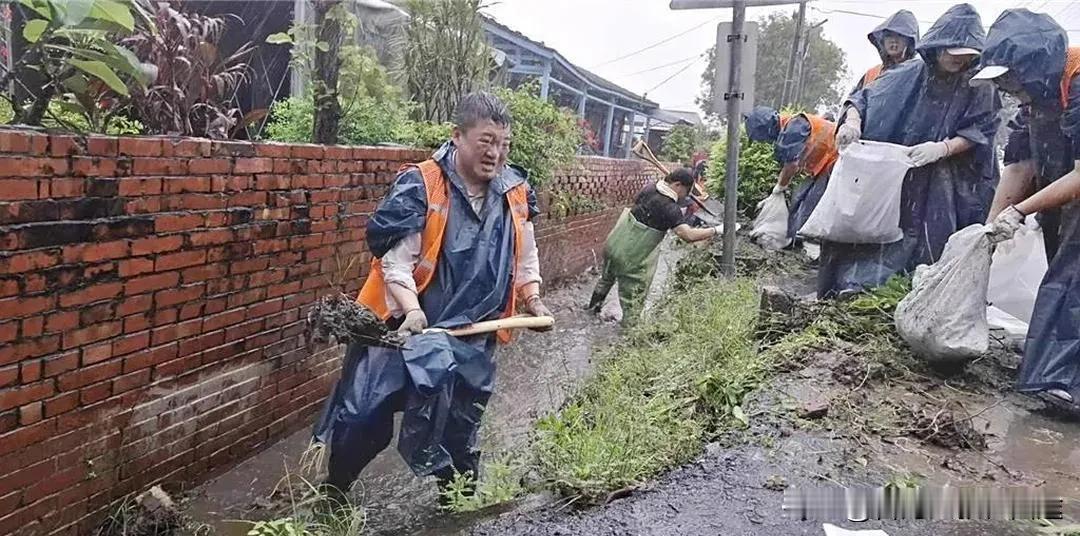 民进党高官铁锹清淤被嘲“作秀”，网友怒斥：只会演戏！2025年8月2日，台
