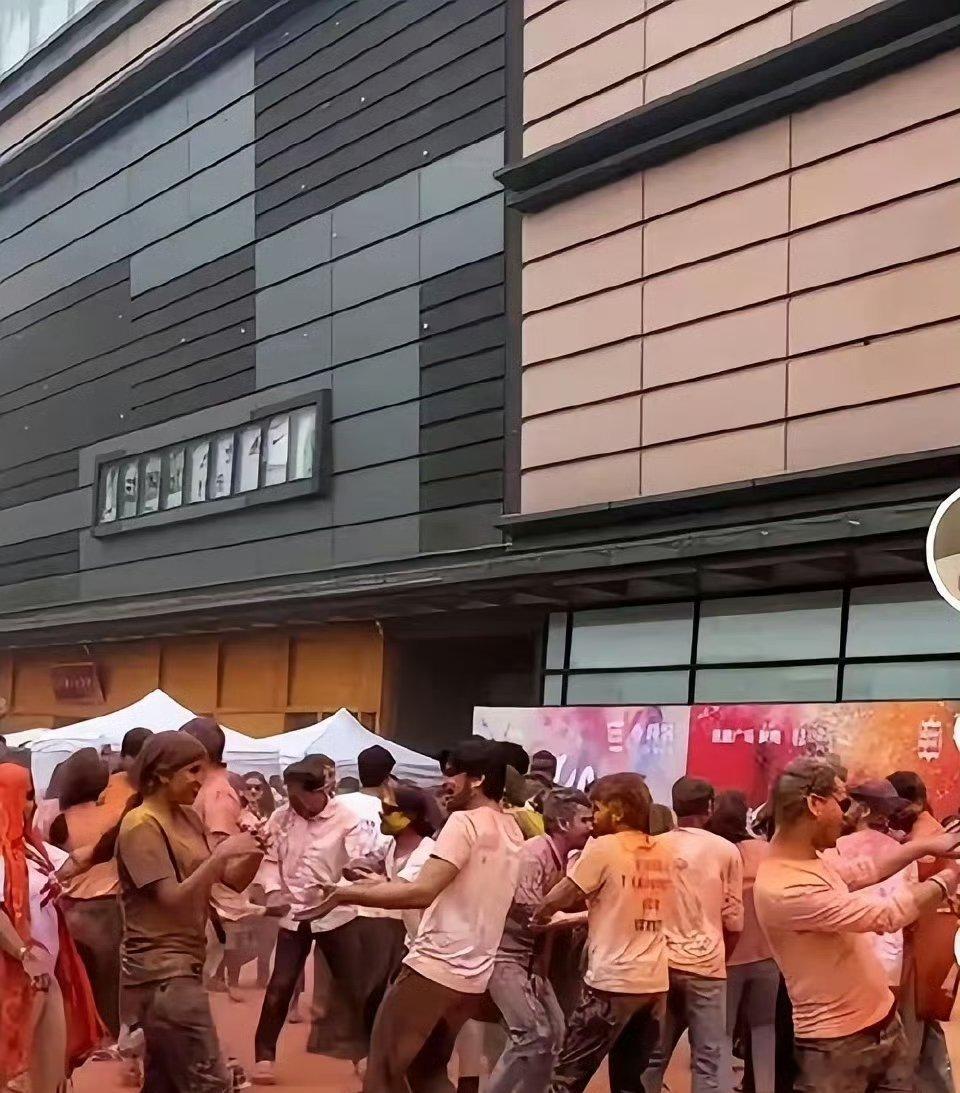 民间高人出奇招！滞留国内不愿走的印度朋友，一条路子实现三大欢喜面对不少印度人签证