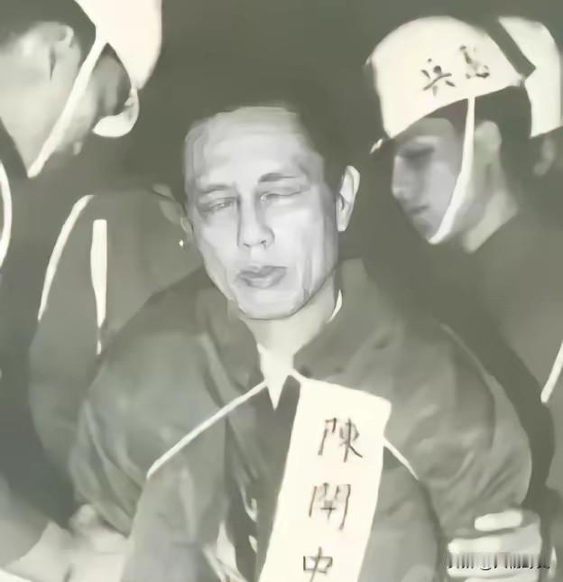 1950年，金门战役一声炮响，历史的浪花拍打在陈利华身上。他本是解放军团政委，转