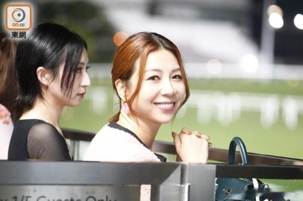 2010年港姐亞軍張秀文，2021年與王大權結婚後已絕迹幕前做少奶奶，生活寫意。