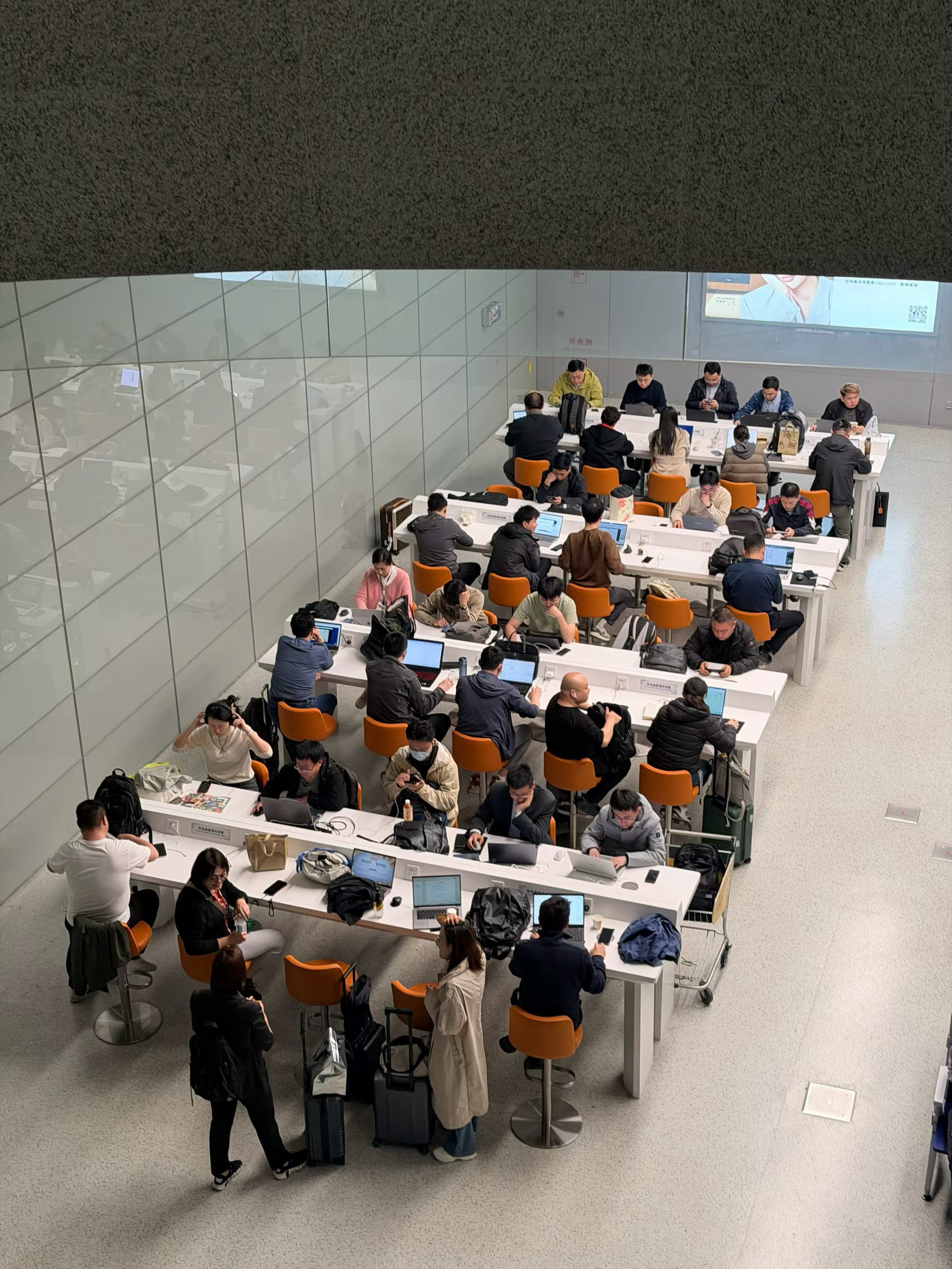 京沪线，候机室里。不知道的以为是某上市公司办公室呢！好班味啊。