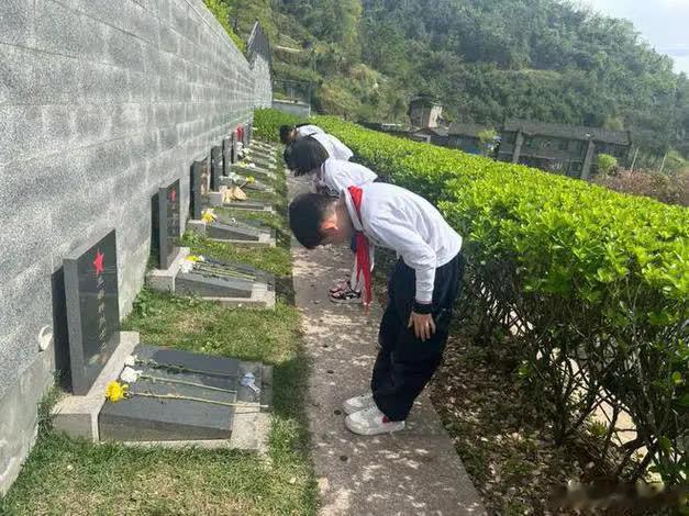 1938年，朱荣贵不放心自家的西瓜地，决定晚上带着砍刀去查看，竟发现一名落单的日
