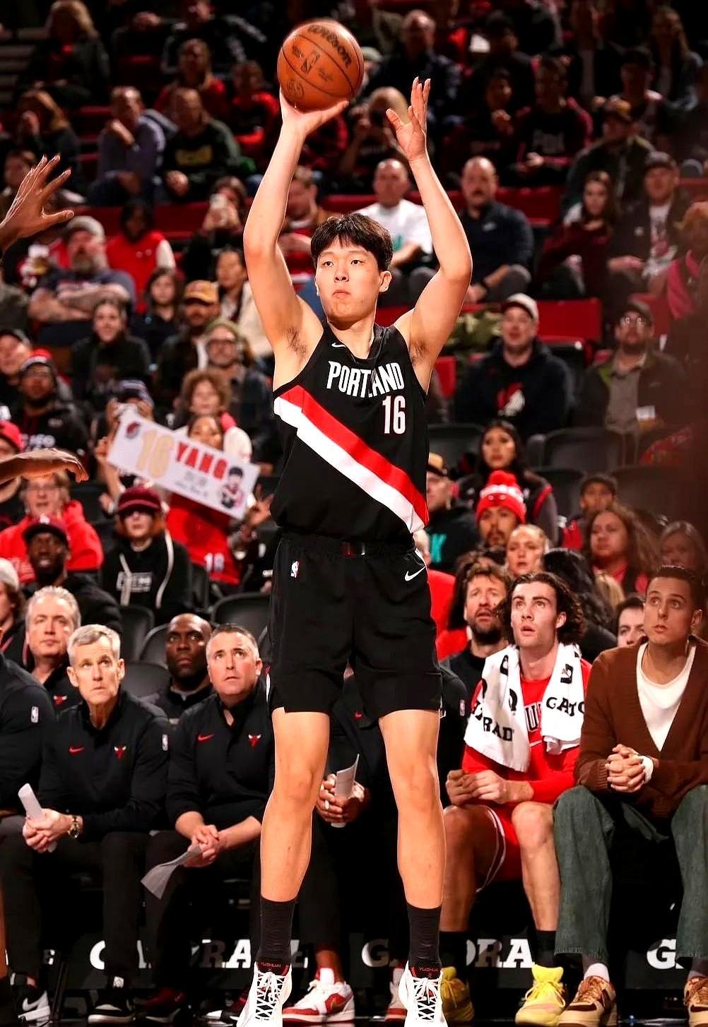 杨瀚森超越周琦不值得炫耀，为什么？周琦是NBA次轮秀，火箭没重点培养，自