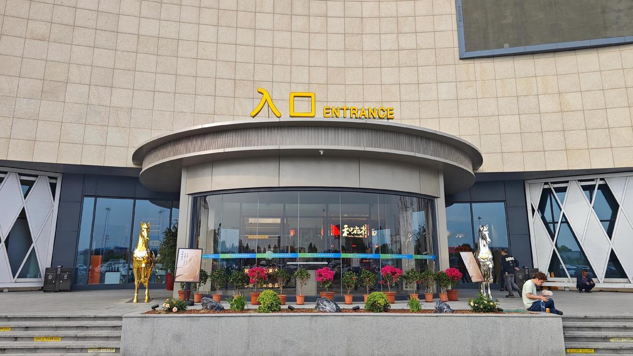 谁能想到，跑高速时一个临时停靠点，能让人心甘情愿多留半小时？无锡梅村服务区真的把