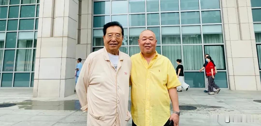 87岁李双江住进301“高干保健区”！穿睡衣散步状态悠闲，这待遇不是谁都能有的