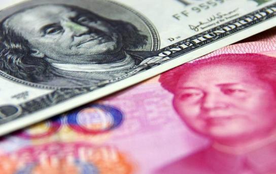 如今美国希望推动美元贬值，但中国却在尽力稳住人民币，不愿顺着美方的节奏走，因为从