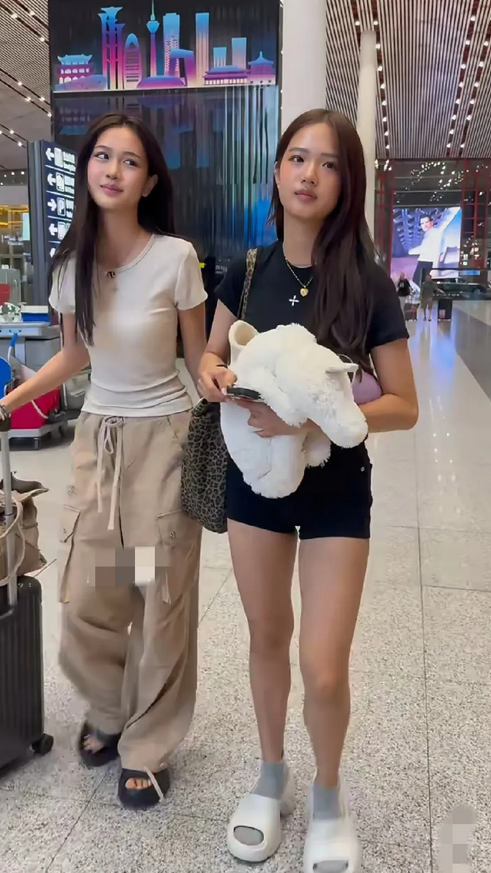 钟丽缇的两个女儿怎么都这么好看，笑眼亮晶晶的灵动模样被赞"遗传母亲的神颜基因"