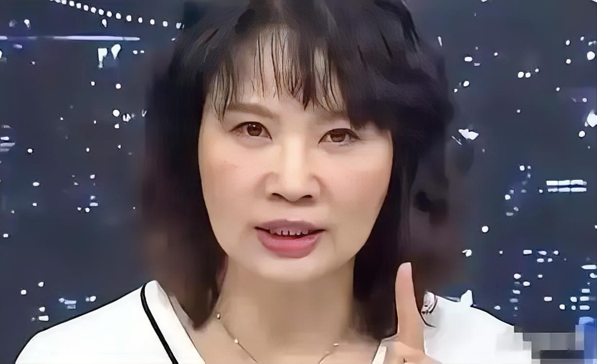 台湾名嘴陈凤馨7月25日直言不讳，这次上凯道活动绿营弄巧成拙，相当于在“认真帮忙