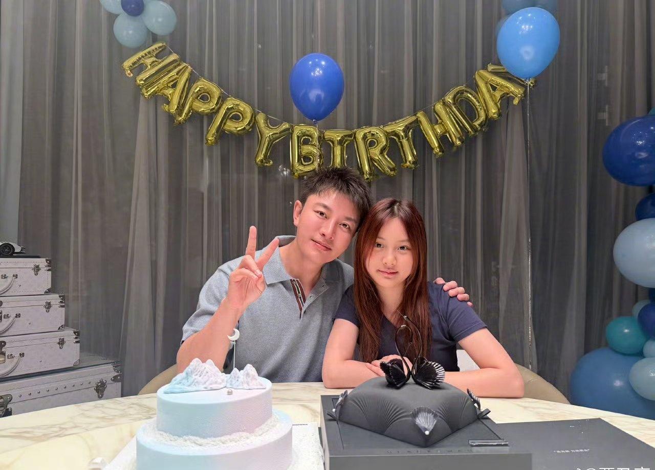 @贾乃亮：谢谢我的大宝贝陪我过生日，最幸福的事，就是有你在身边。简单，快乐，知