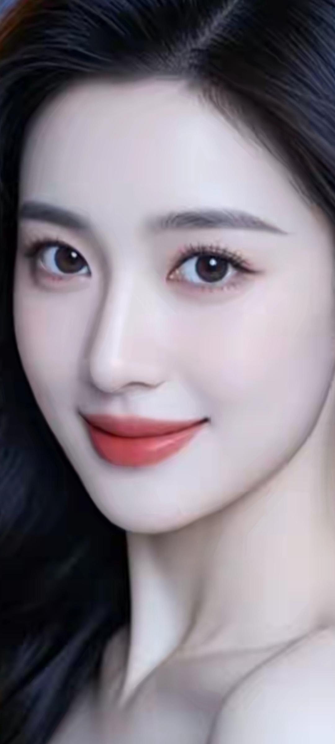 温柔甜美的微笑，红唇轻启，宛如春日里的花朵绽放。