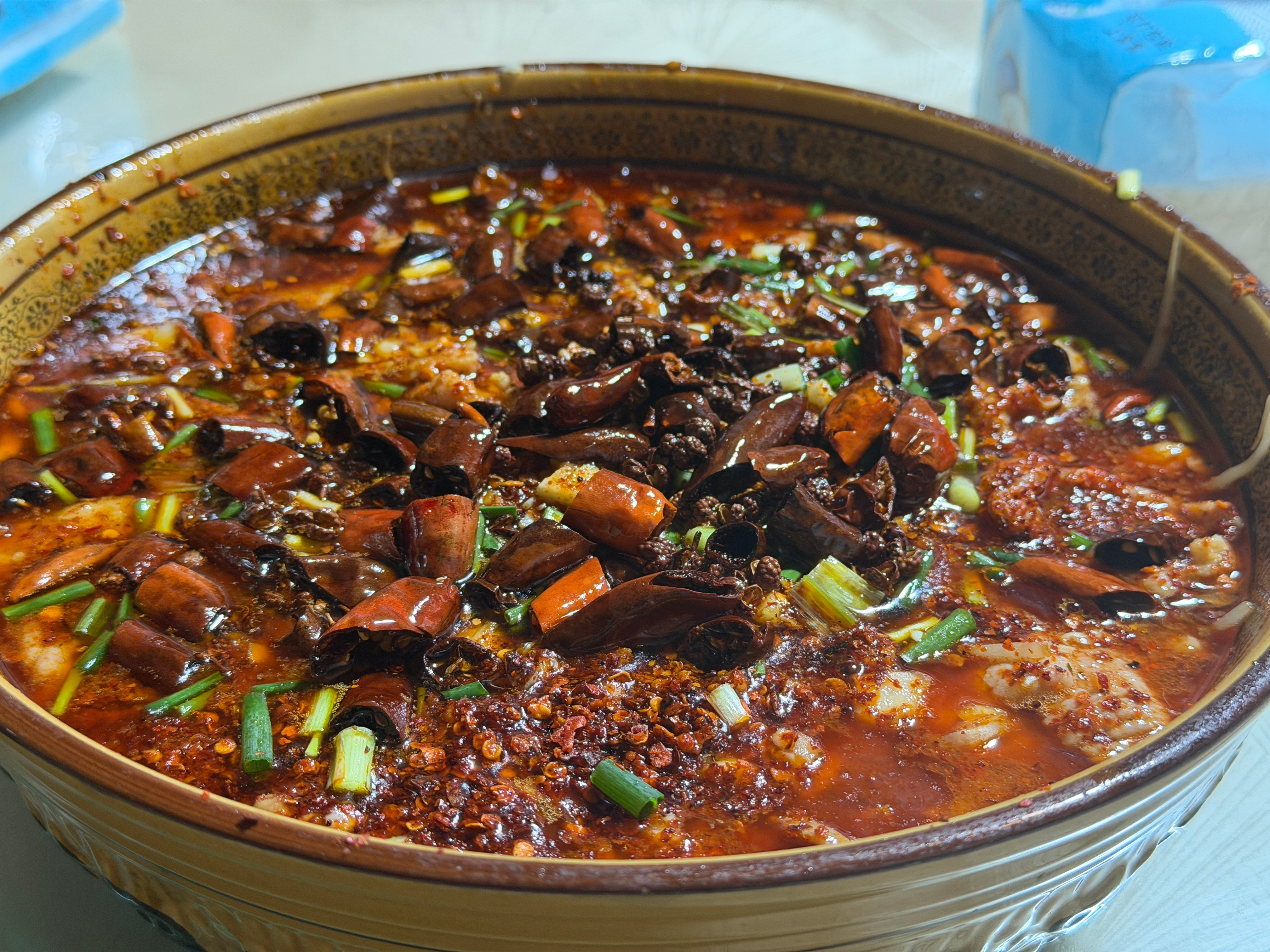 汉堡食记当地大佬带来吃苍蝇馆子据说是非常地道的重庆菜，来试试看点了水煮肉片、辣