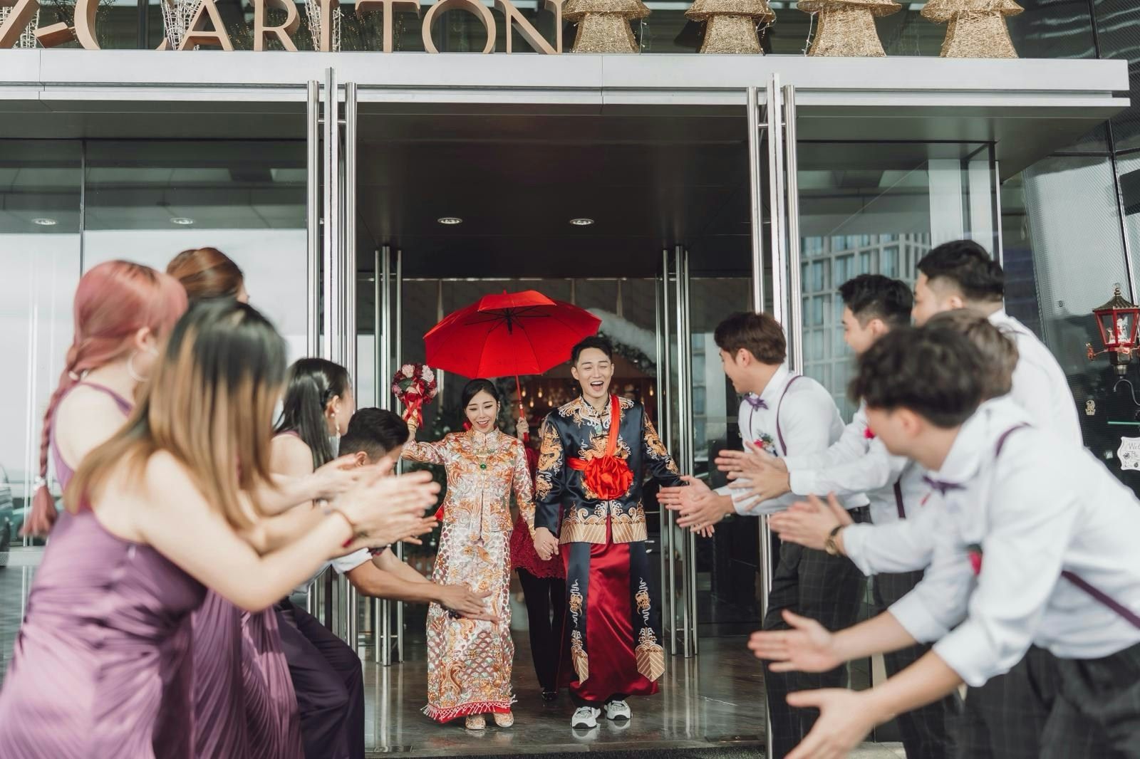 咱就是说TVB演员容天佑这婚礼也太壕了！新娘扶天恩全身挂满金器，龙凤镯大得像流星