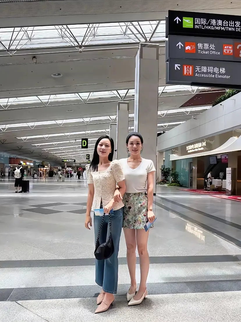 两个美女，你喜欢哪个？？