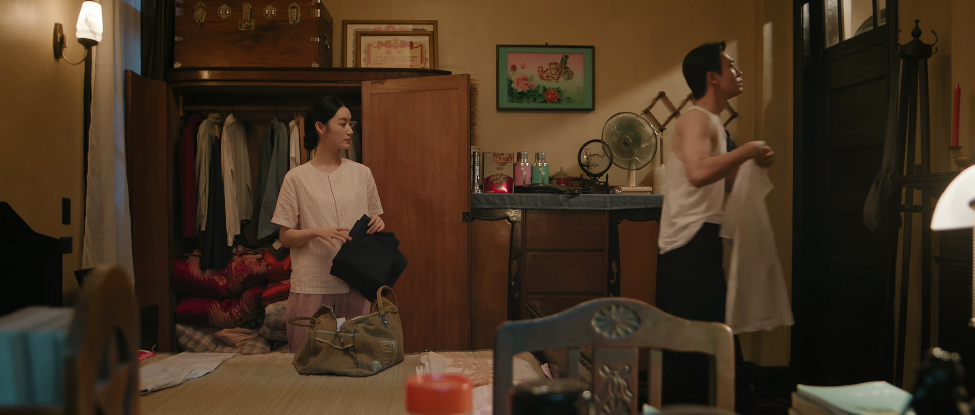 纯真年代的爱情里的姐姐姐夫真的是很像780年代的人啊