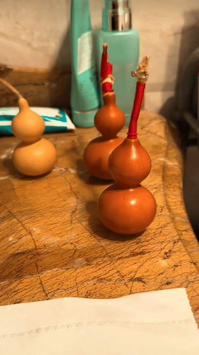 “笑不活了！”辽宁，一大哥发现盘了很久的文玩葫芦，放在桌上居然会自己摇摆，大哥越