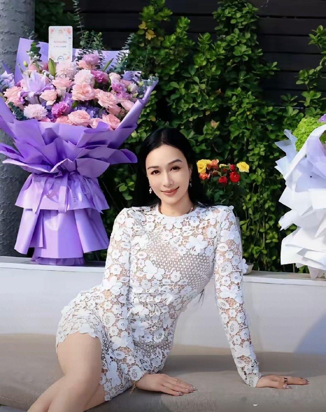 55岁的钟丽缇瘦到认不出，俩女儿站旁边，评论区直接炸了。她晒全家福庆生，自己腰细了一圈，脸上肉紧得发