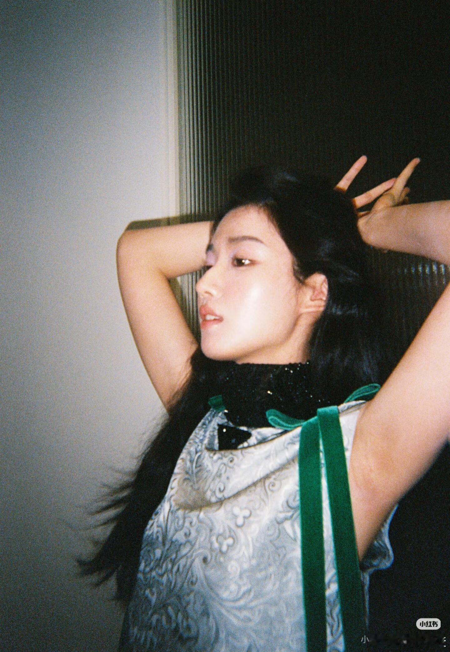 氧气少女卢昱晓此女磁场好吸引我，洋溢着生命力和幸福感，好喜欢她和宠物的合照卢昱晓