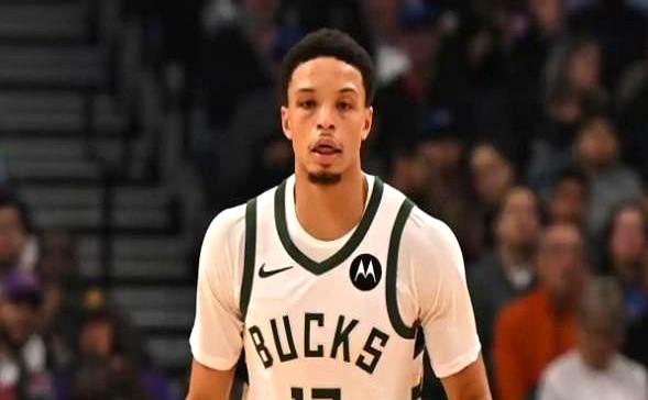 勇士再啃老就真凉了。库里场均35分钟，膝盖比战绩先报警。科尔终于松口：库