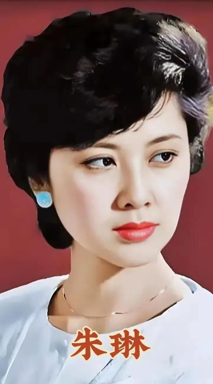 太美啦！她的五官超越了刘晓庆，一双迷人的大眼睛，带着一种独特的魅力！笑起来很好