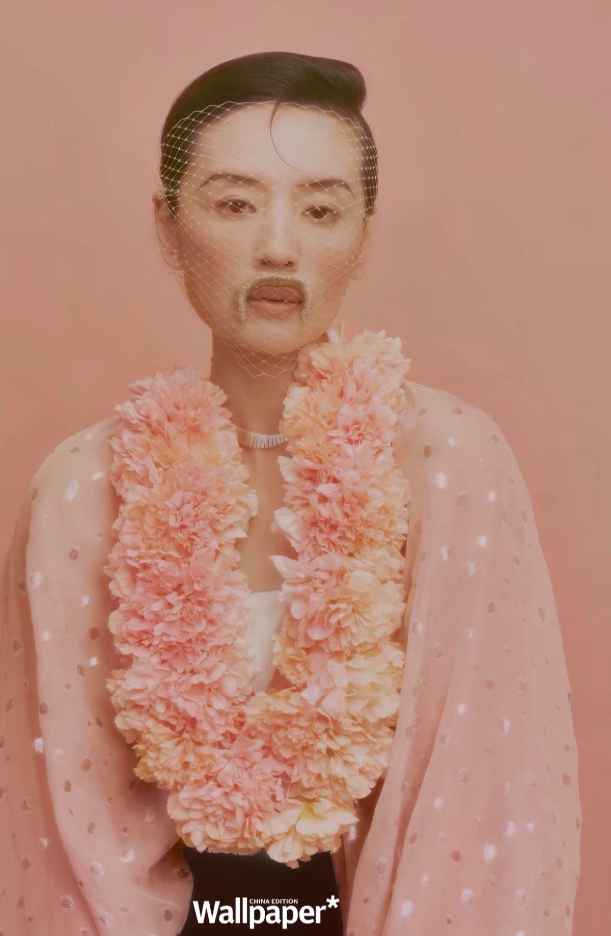 这居然是董洁，也得亏是董洁，不服不行！这么时髦的妆容，这么潮流的造型，换别人还真
